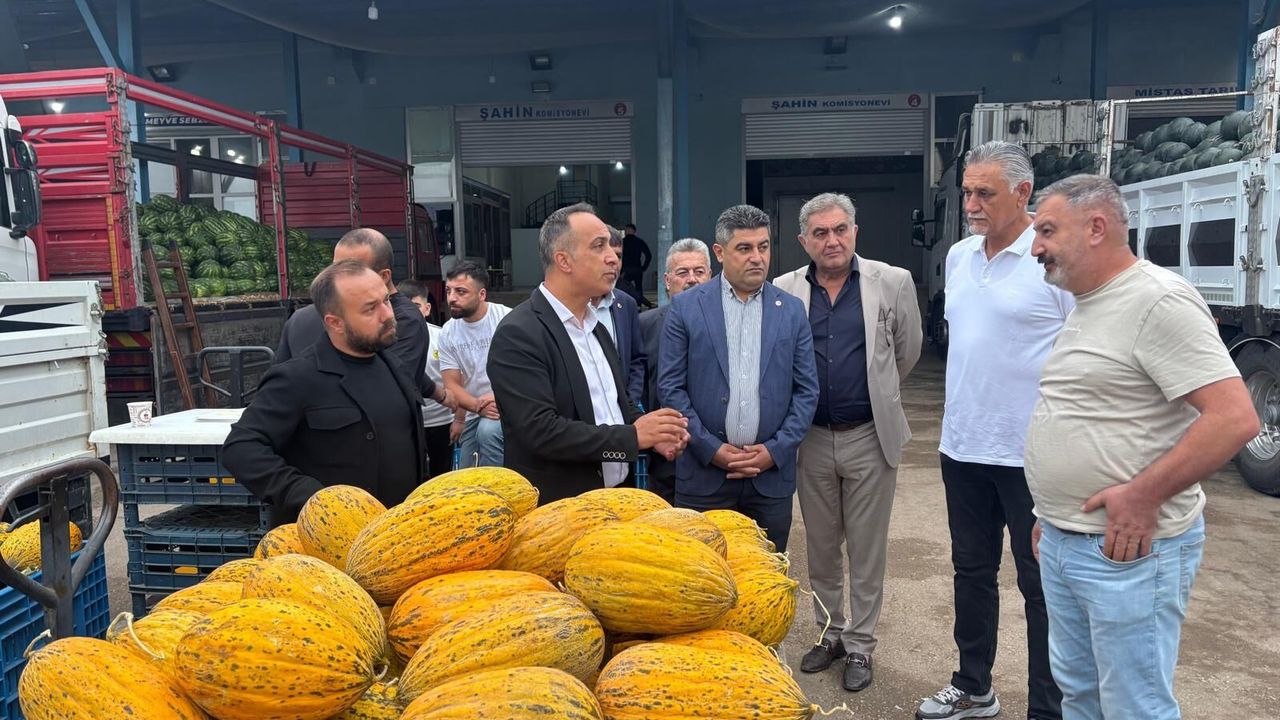 Yeni Parti sahaya indi, esnafın derdini dinledi