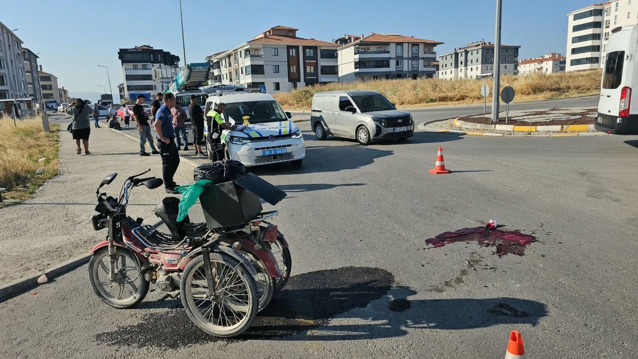 Çorum'da asansörlü eşya taşıma kamyonu ile motosiklet çarpıştı 1 ölü