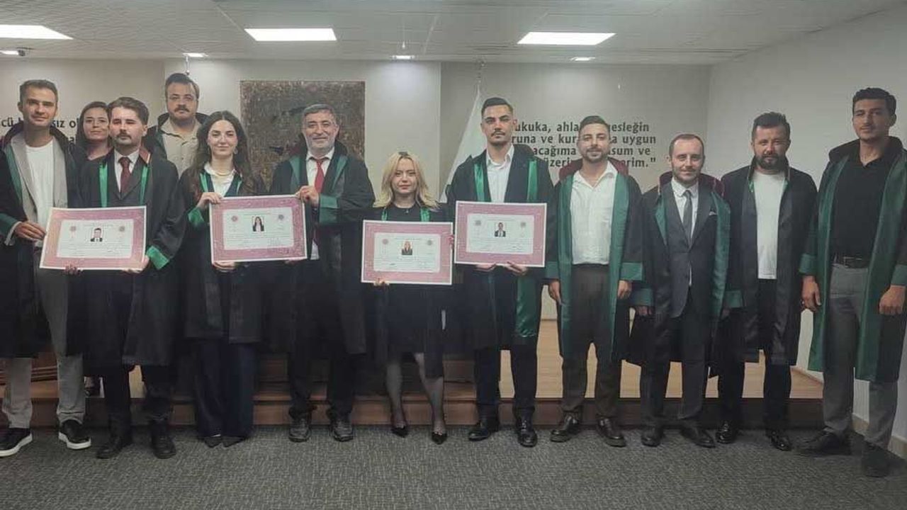 Beş avukat  cübbe giydi