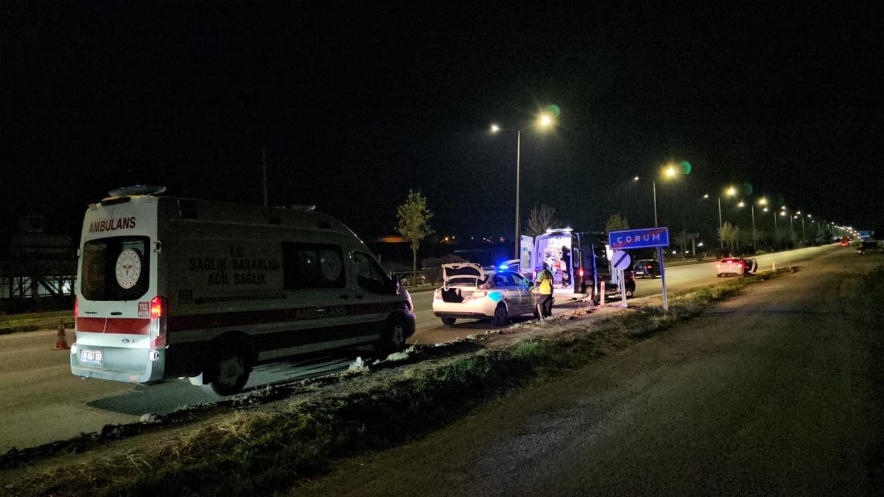 Çorum'da kontrolden çıkan hafif ticari araç refüjü aşıp karşı şeride geçti:2 yaralı