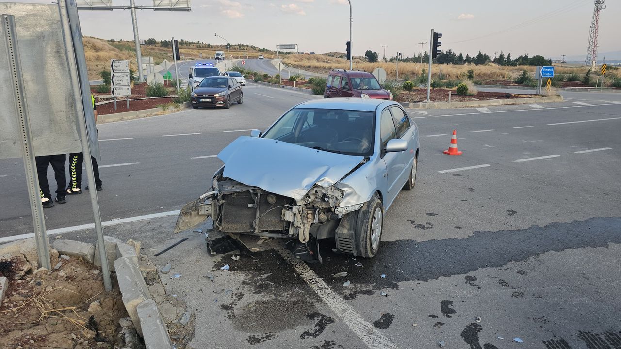 Çorum’da kavşakta iki otomobil çarpıştı