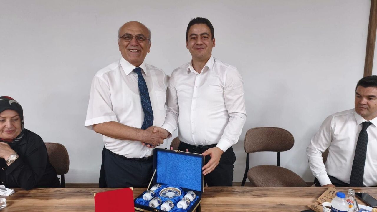 Emekliliğe ayrılan şube müdürüne veda