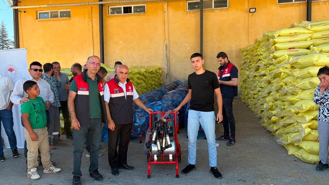 Üreticilere süt sağım makinesi hibe edildi