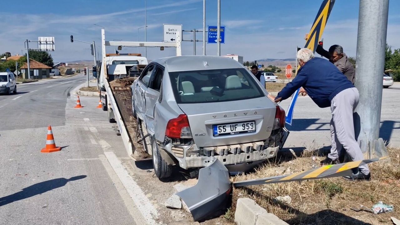 Kırmızı ışıkta iki otoya çarptı, ehliyetine de iki ay el konuldu