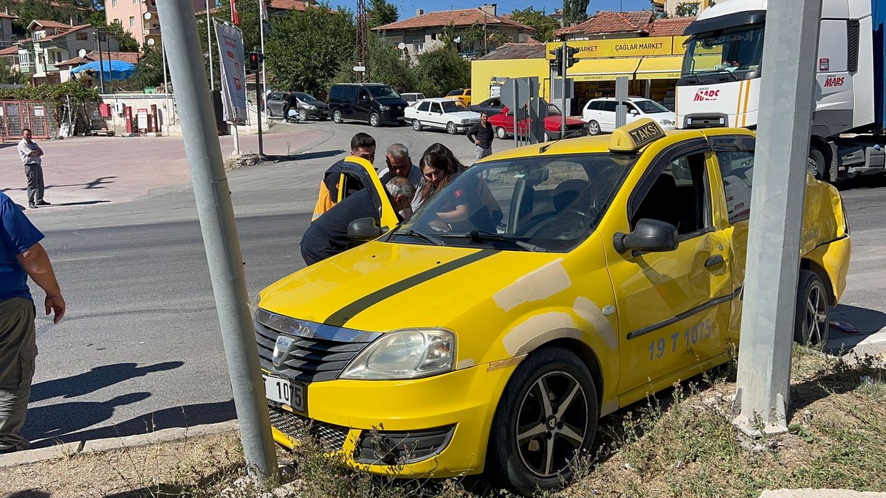 Tırla çarpışan taksi sürücüsü yaralandı