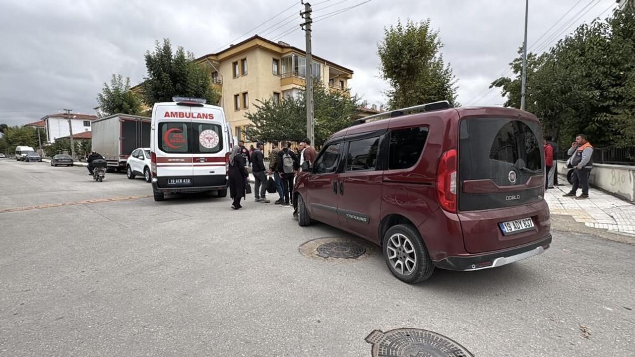 Çorum'da hafif ticari araç ile elektrikli motosiklet çarpıştı: 1'i çocuk 2 yaralı