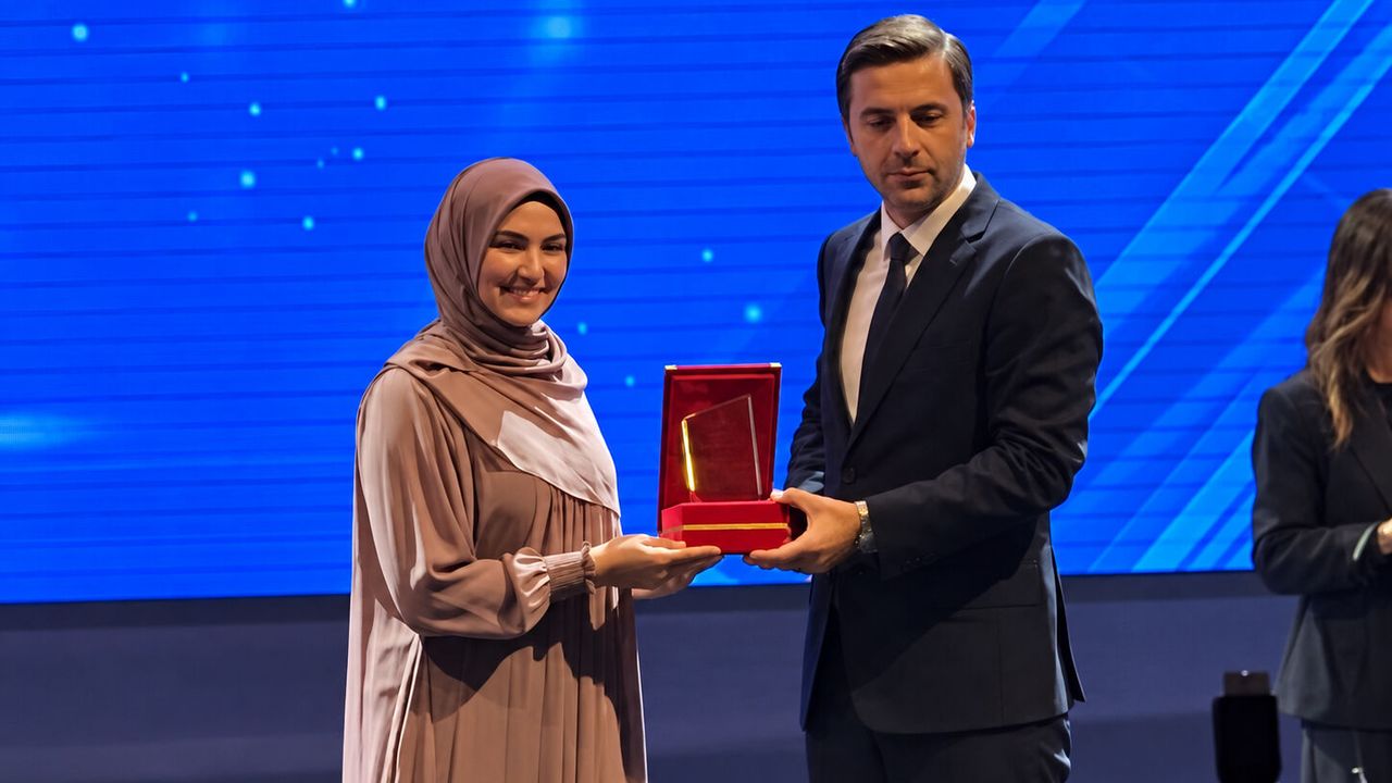 Çorumlu Esma Nur  Türkiye’nin şiir birincisi