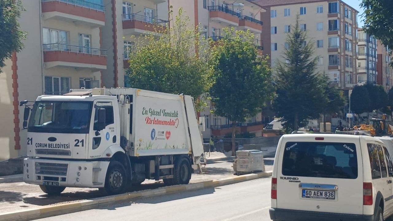Kasisten geçen çöp kamyonundan düşen 2 işçi yaralandı