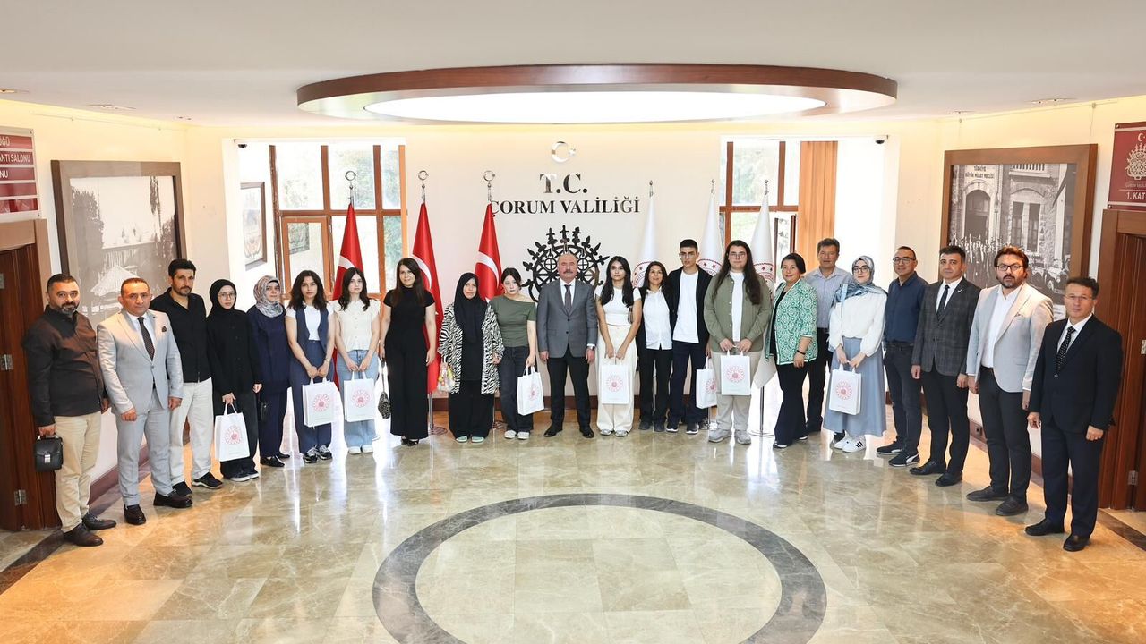 Vali Ali Çalgan başarılı öğrencileri ödüllendirdi