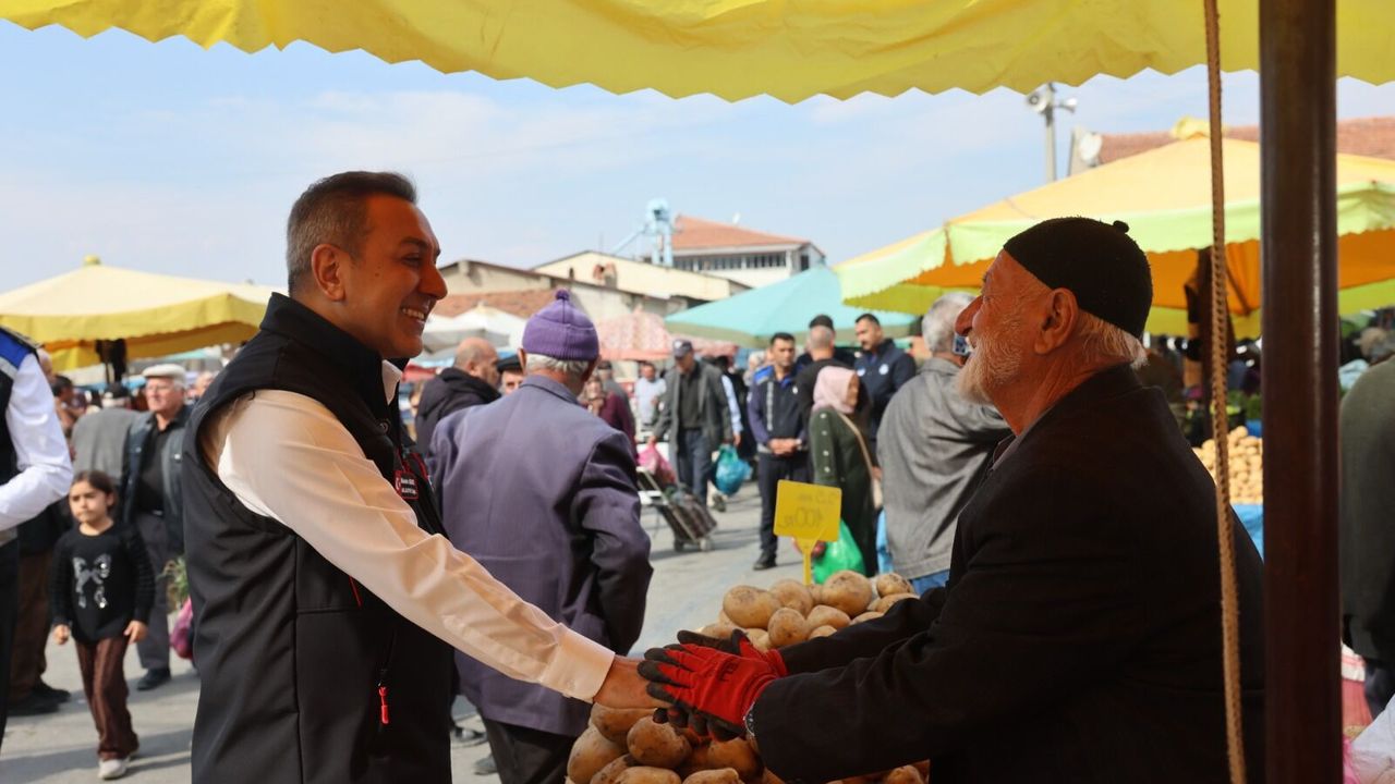 Muhsin Dere, pazar  esnafı ile bir araya geldi