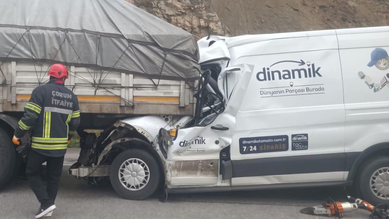Çorum’da minibüs tıra arkadan çarptı: 1 ölü