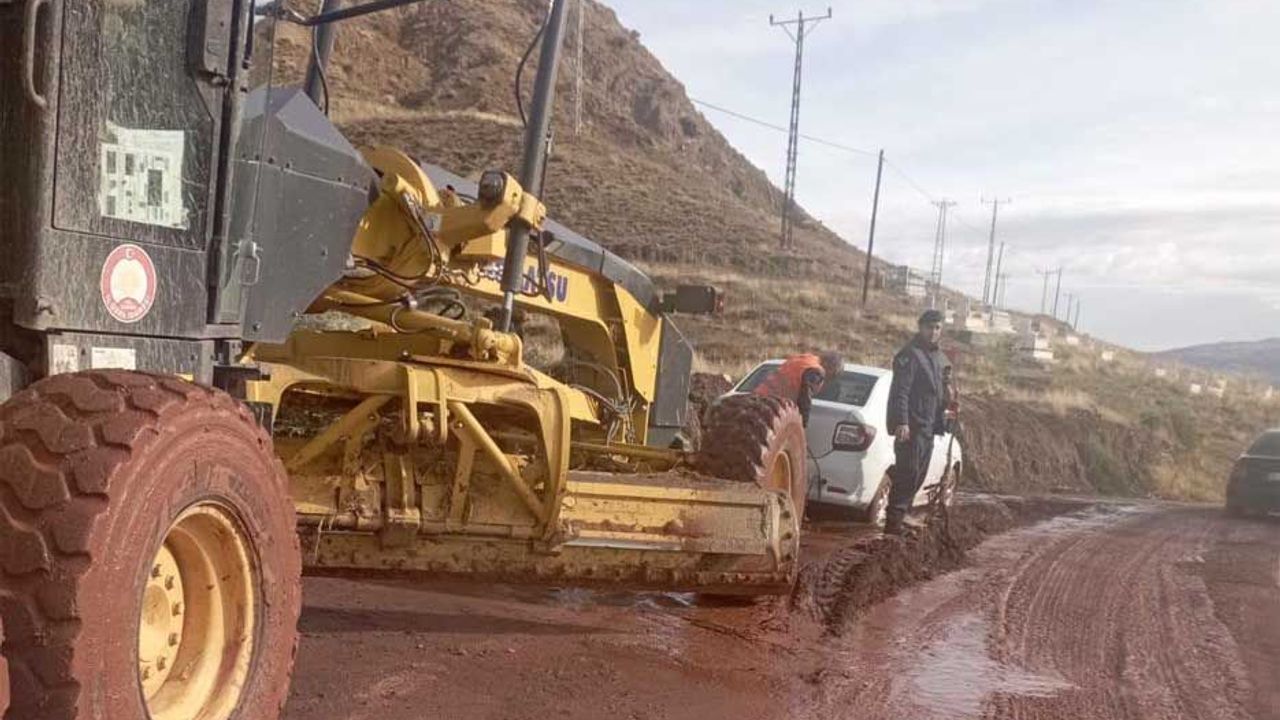 Sungurlu’da yağmurun  ardından sel oluştu