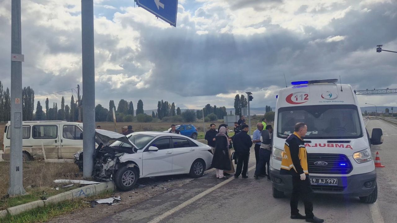 Minibüs otomobille  çarpıştı: 6 yaralı