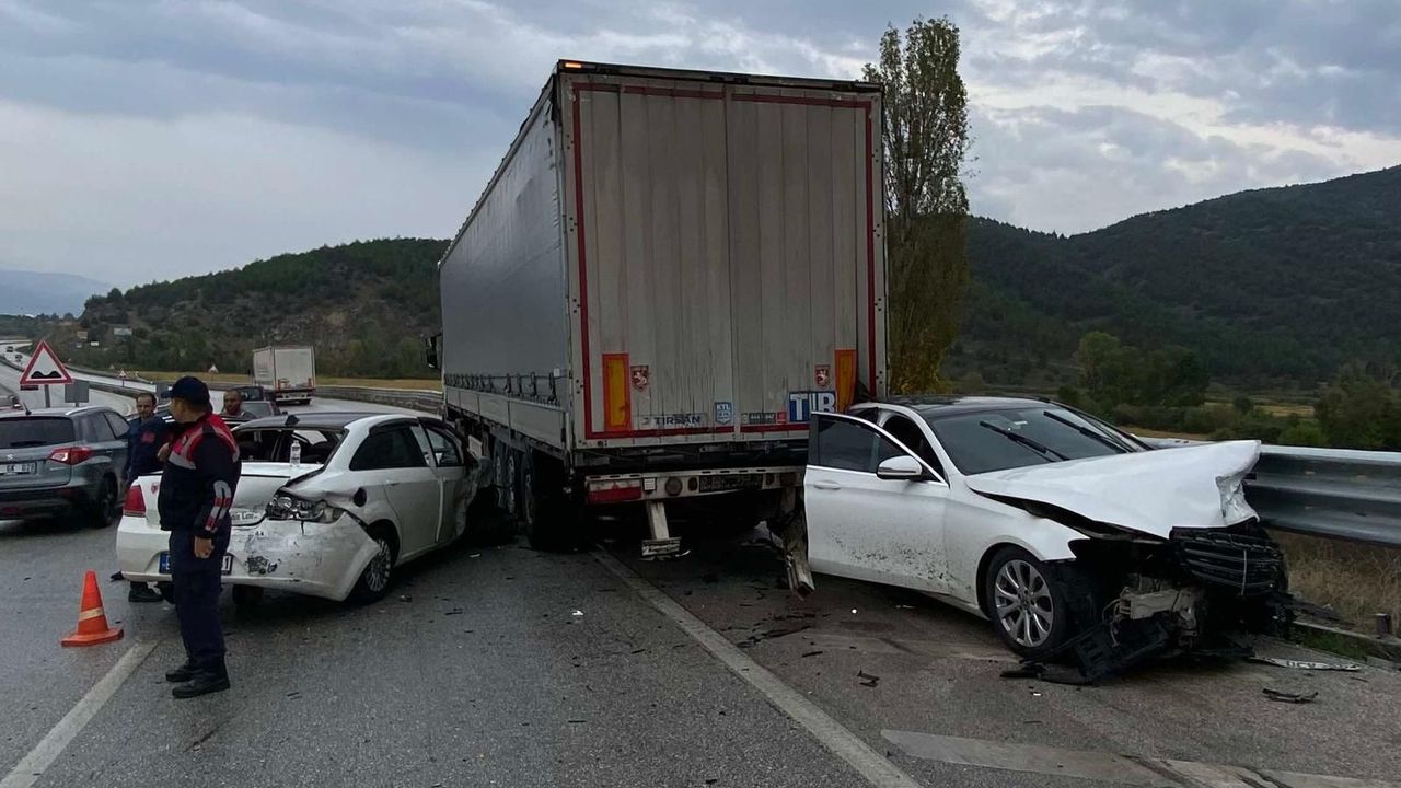 3 aracın karıştığı trafik  kazasında 2 kişi yaralandı