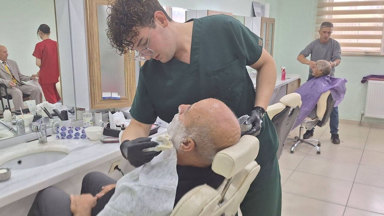 Huzurevi sakini yaşlılara berber-kuaförlük hizmeti