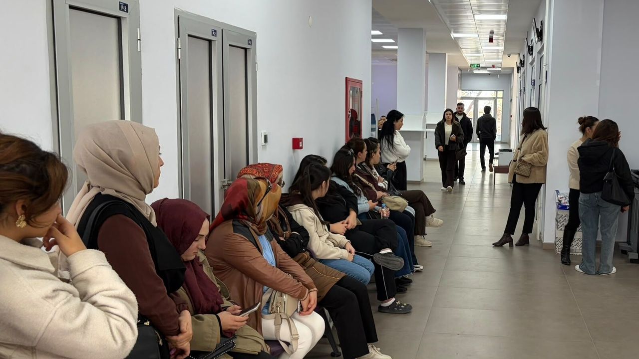 Gençler iş başvurusu için sıraya girdi