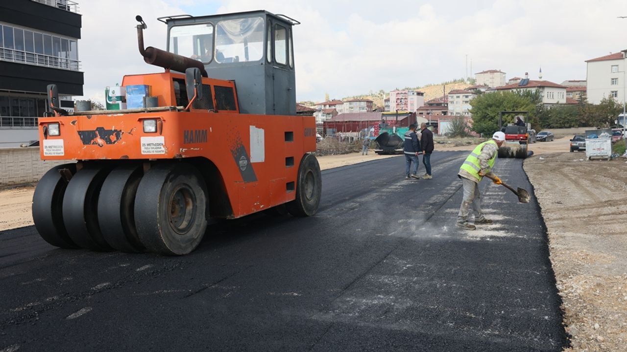 Sungurlu’da sıcak asfalt  çalışmaları devam ediyor