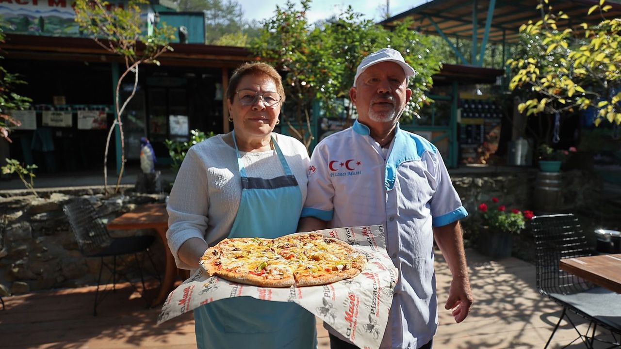 İsveç'ten Çorum'a döndü: Köyüne açtığı pizzacıda Türkiye'den misafirlerini ağırlıyor