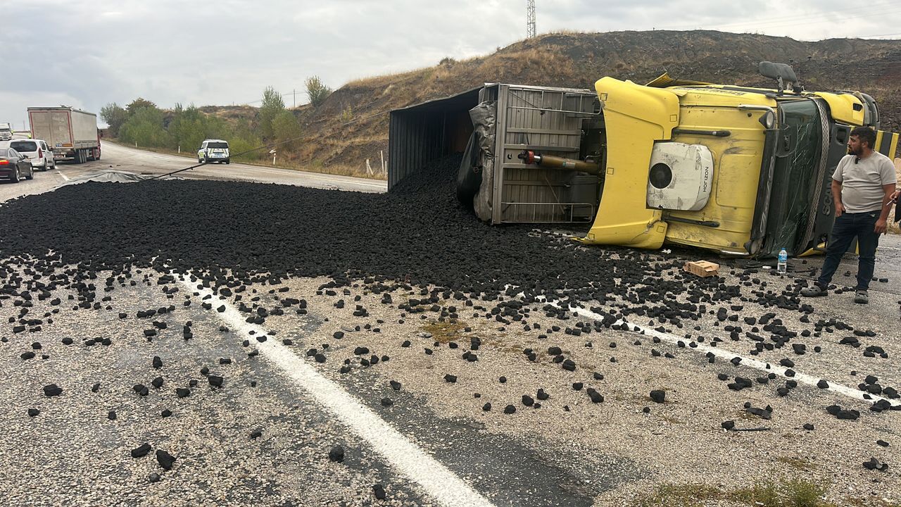 Kömür yüklü TIR devrildi, yol ulaşıma kapandı