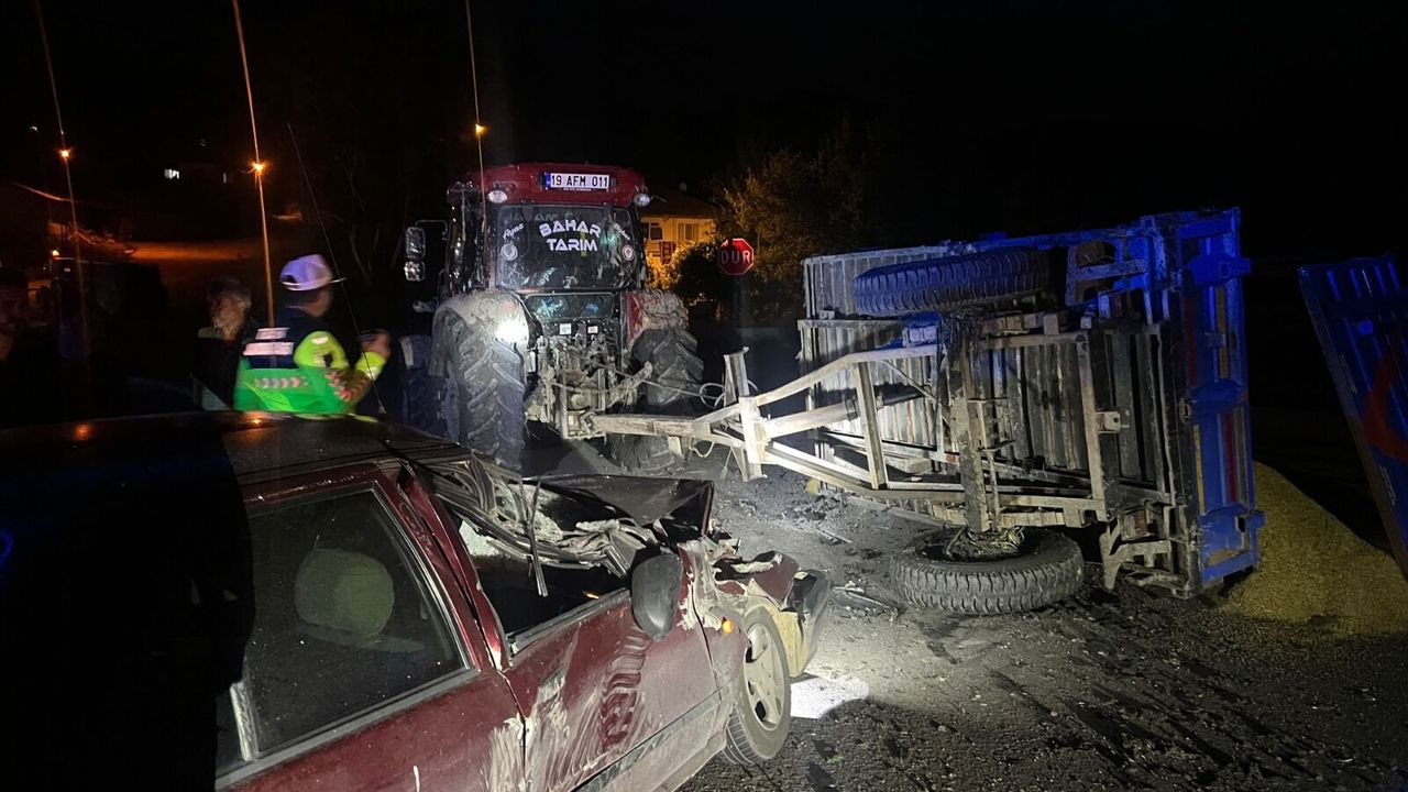 Otomobil, traktörle  çarpıştı,  2 kişi yaralandı