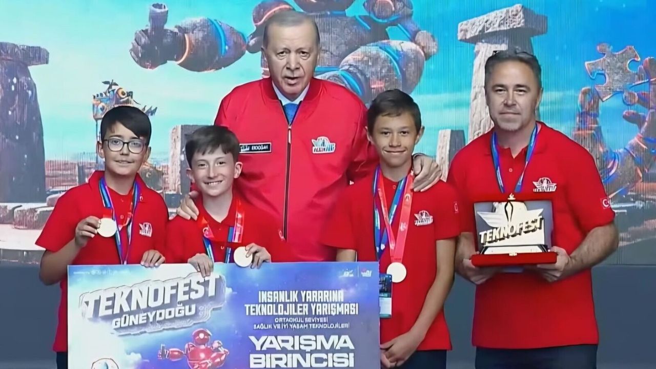 Türkiye birincisi olan Çorumlu öğrencilere ödülünü Cumhurbaşkanı Erdoğan verdi