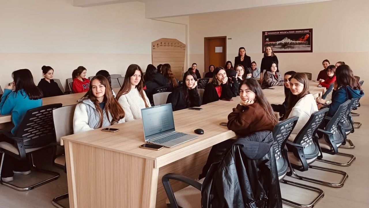 Buharaevler Kız Meslek’te “kariyer” bilgilendirmesi