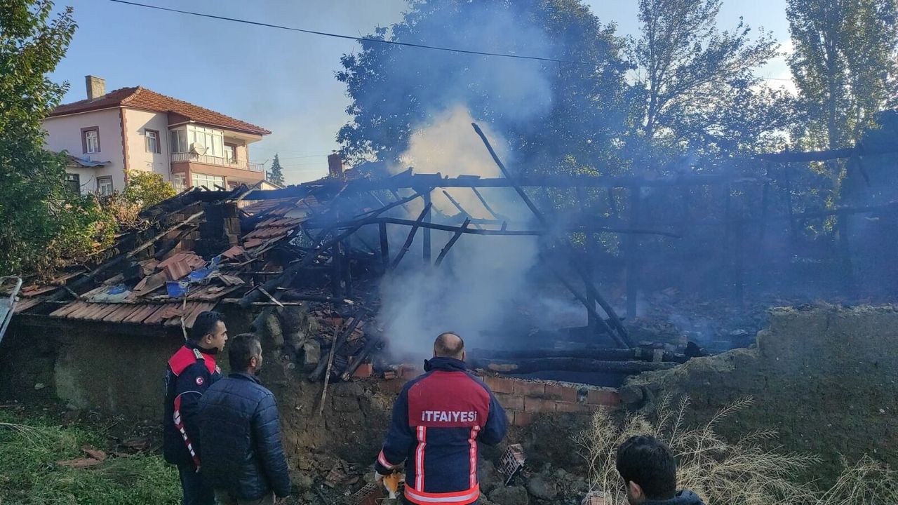 Samanlık alevlere teslim oldu