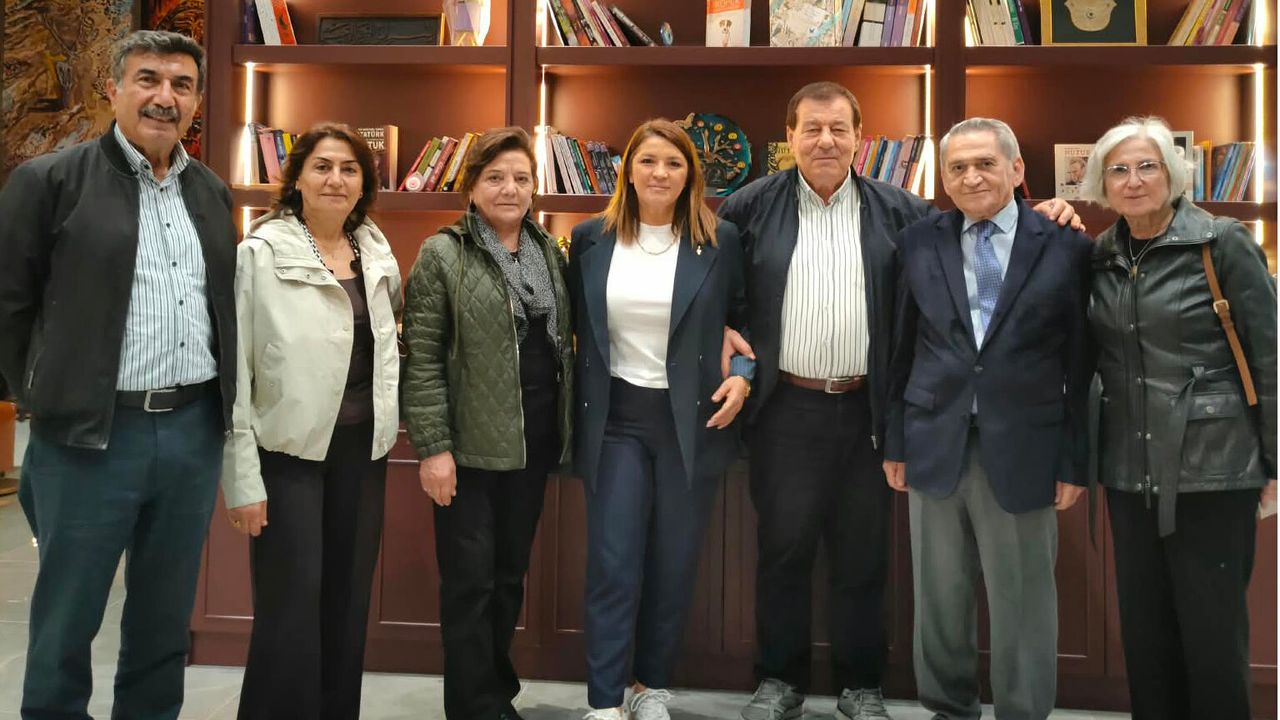 Aile dostlarının Maya buluşması