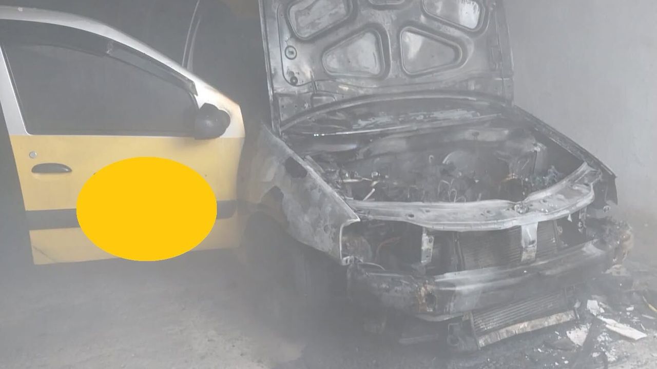 Bina otoparkında ticari taksi yandı
