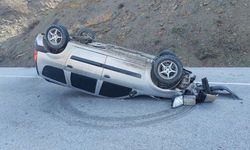 Devrilen otomobilin sürücüsü yaralandı