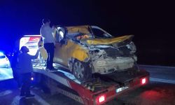 Ticari taksi TIR'a çarptı: 1 yaralı