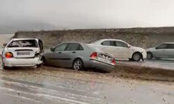 12 kişinin yaralandığı zincirleme kaza cep telefonu kamerasında: 6 araç böyle çarpıştı