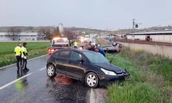 Hafif ticari araç ile otomobil çarpıştı 9 yaralı