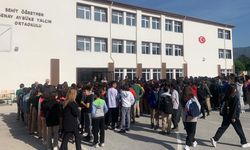 Şehit Öğretmen Şenay Aybüke Yalçın Ortaokulu’nun öğrencileri okullarına geri döndü