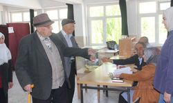 Çorum'un "asırlık çınarları" oylarını kullandı