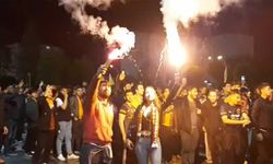 Galatasaray taraftarı şampiyonluğu kutluyor