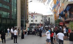 Muhtarların aileleri AK Parti binasına yürüdü