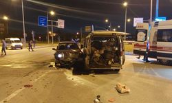 İki otomobil çarpıştı, 3 kişi yaralandı