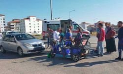Otomobille elektrikli bisiklet çarpıştı: 2 yaralı