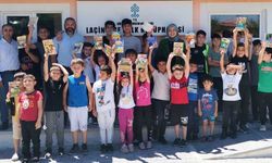 Laçin'de Kur'an kursu öğrencilerinden kütüphaneye ziyaret
