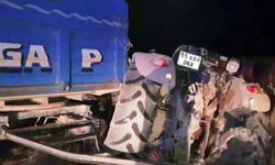 Otomobil saman yüklü traktöre çarptı: 5 yaralı