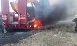 İş makinesi taşıyan tırda çıkan yangın maddi hasara yol açtı