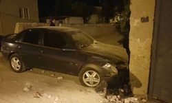 Çarpışan iki otomobil evin  duvarına çarparak durdu
