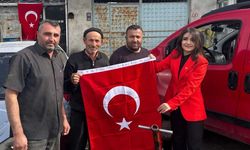 Laçin Kaymakamı Şimşek halka Türk bayrağı dağıttı