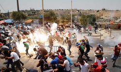 İsrail güçlerinden Mescid-i Aksa'da Müslümanlara gaz bombası ile müdahale