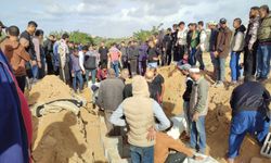 Gazze Şeridi’ndeki saldırılarda hayatlarını  kaybedenler toplu mezarlara defnedildi