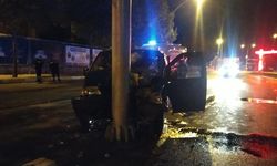 Minibüs yön levhasına çarptı, sürücü yaralandı