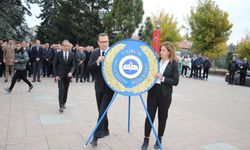 Öğretmenler Atatürk  Anıtı'na çelenk sundu