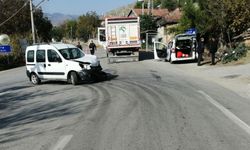 Çorum'da kamyonla hafif ticari  araç çarpıştı, 2 kişi yaralandı