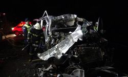 Minibüs, kamyona  arkadan çarptı: 5 ölü